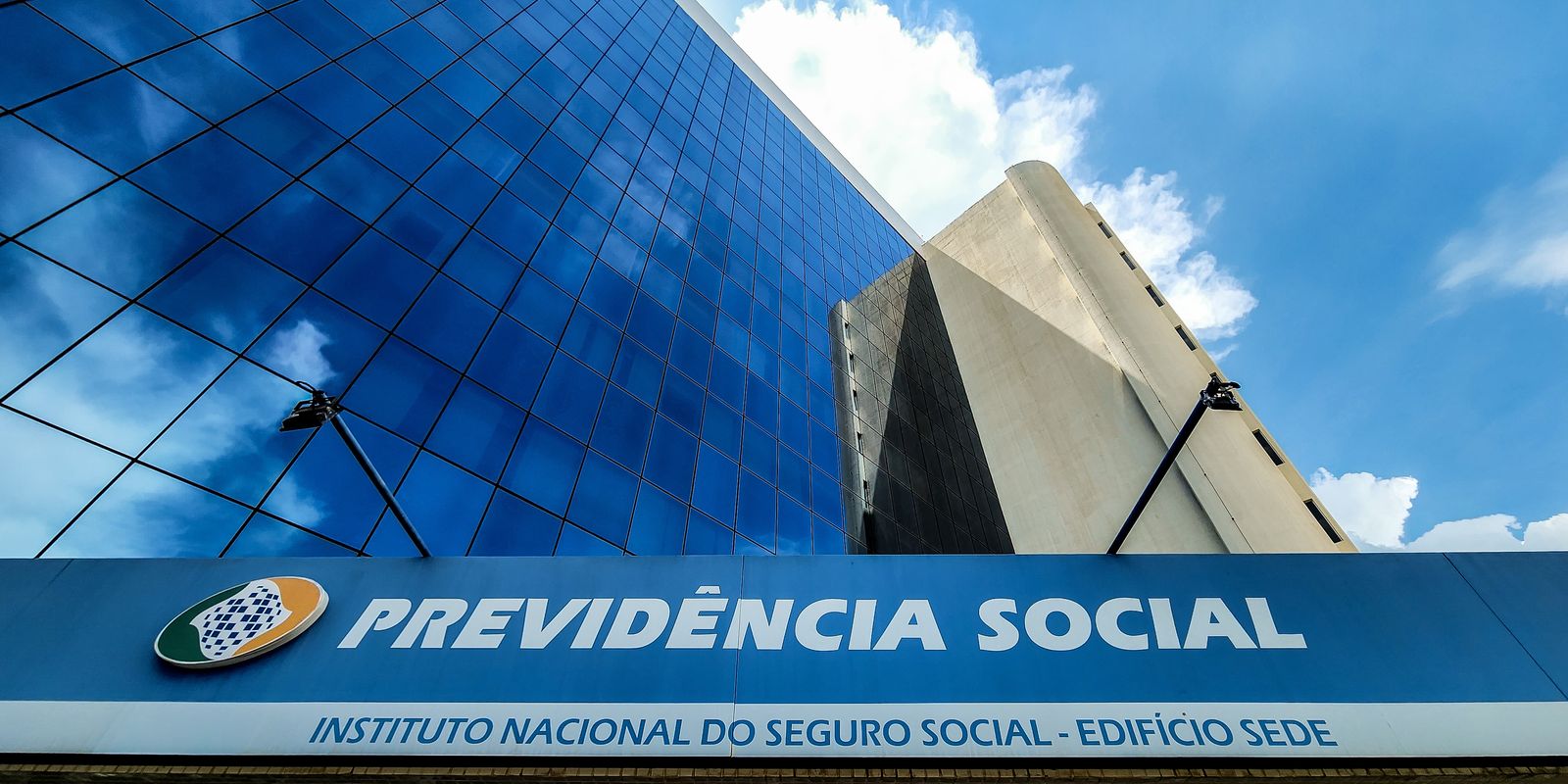 Bancos devolvem quase R$ 8 bilhões ao INSS de benefícios não sacados