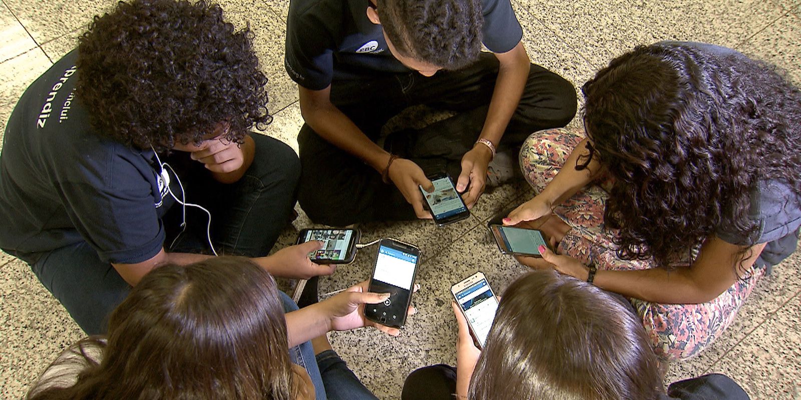 Celular na escola: instituições buscam soluções para uso do aparelho