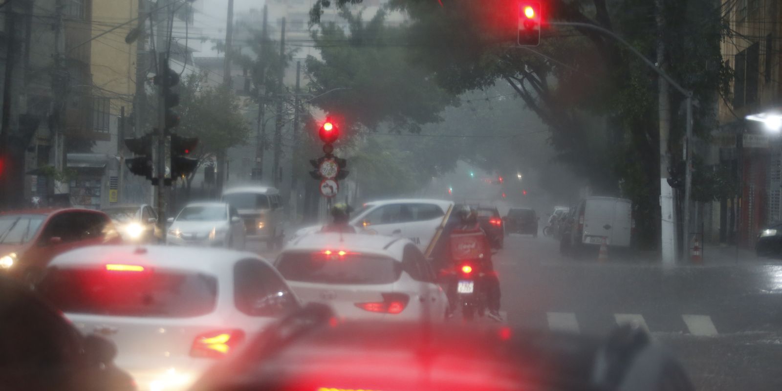 Inmet alerta para chuvas intensas em pelo menos 15 estados