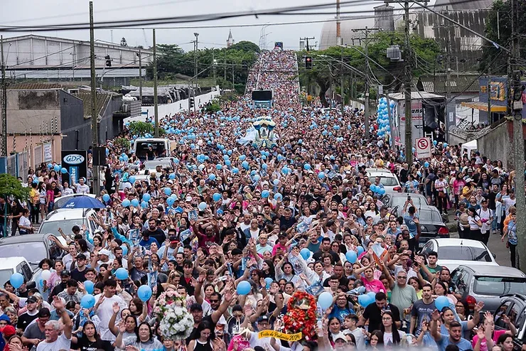 Mais de 100 mil pessoas participam da procissão em honra a Nossa Senhora do Rocio