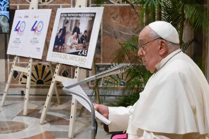 Papa Francisco critica hipocrisia de países que falam de paz mas brincam de guerra