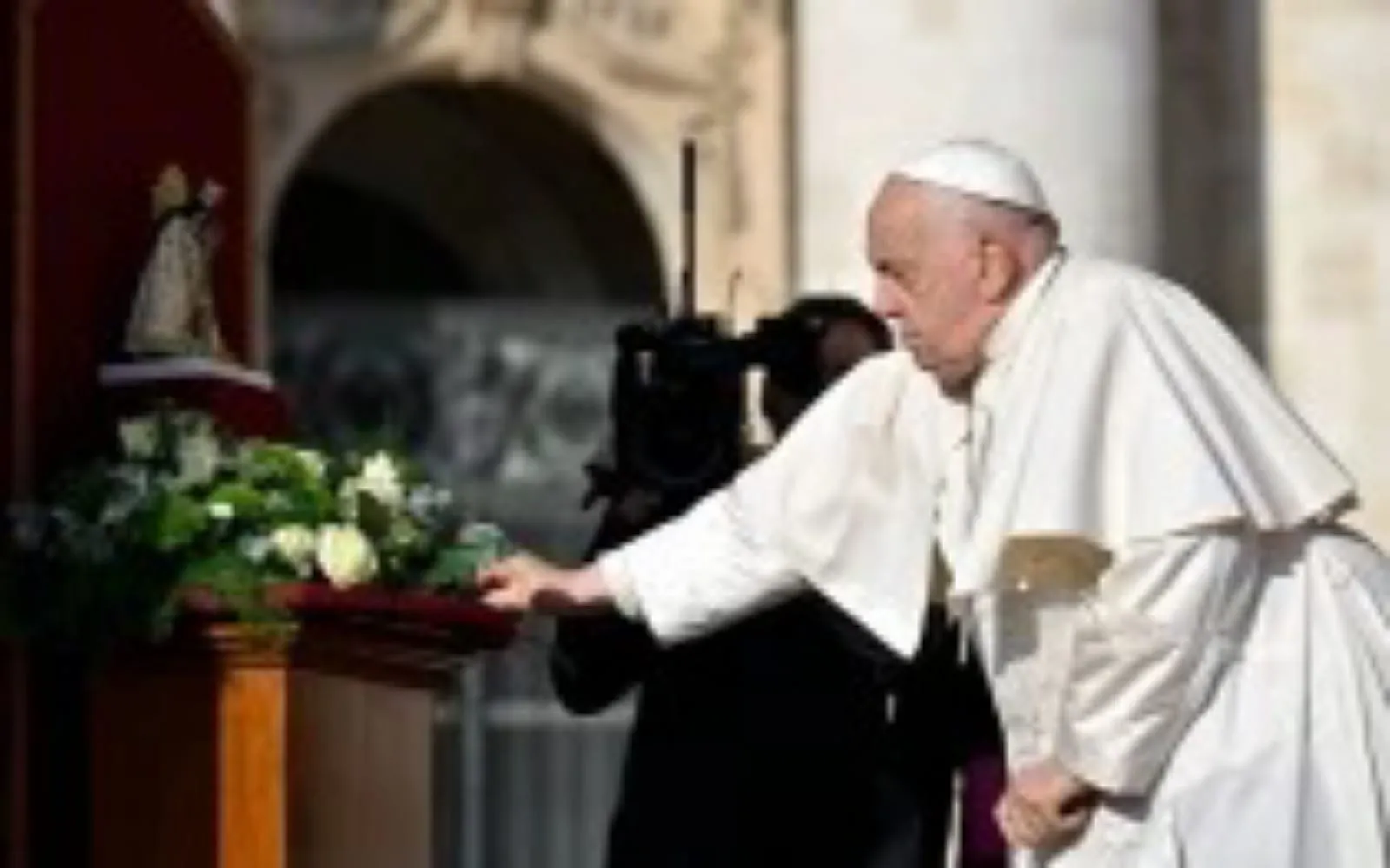 Papa reza diante de imagem de Nossa Senhora dos Desamparados por Valência, “que está submersa nas águas e sofre”