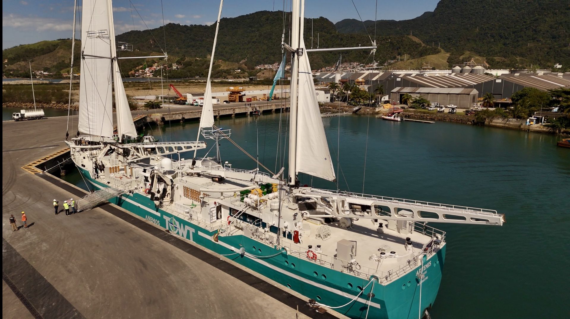 Porto de São Sebastião tem veleiro sustentável que irá até Europa