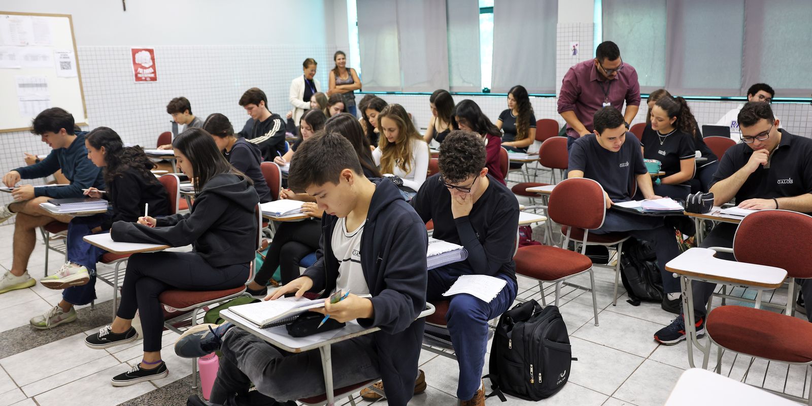 283 mil estudantes fazem o Enade neste domingo (24)