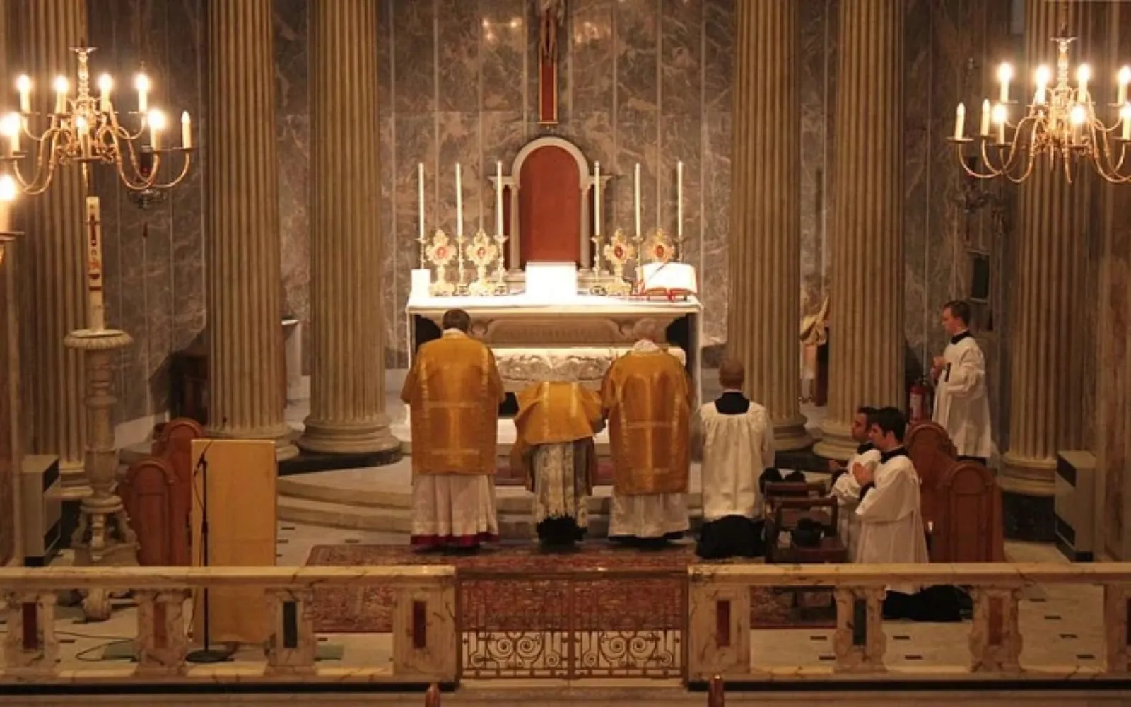 Santa Sé proíbe missa tradicional em latim na catedral de bispo demitido pelo papa