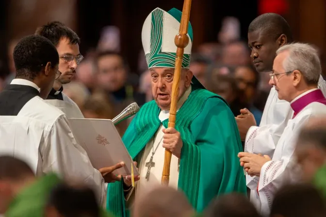 Tocas a mão do pobre quando dás esmola, pergunta o papa Francisco na Jornada Mundial dos Pobres