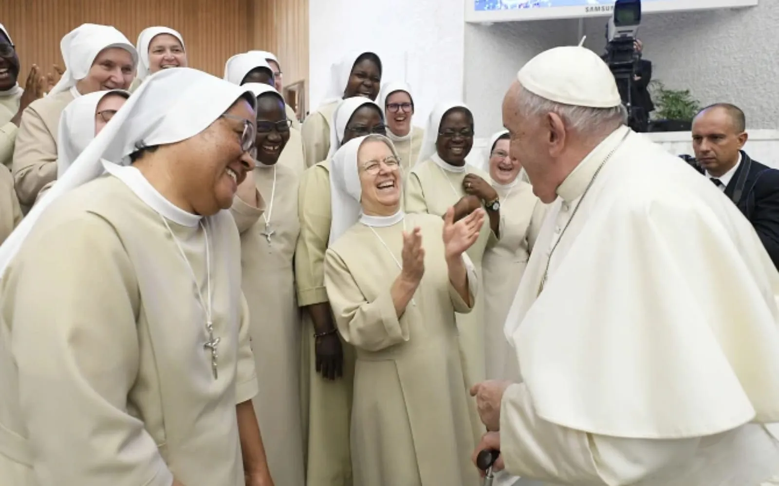 “A ironia é um remédio”, diz papa sobre humor