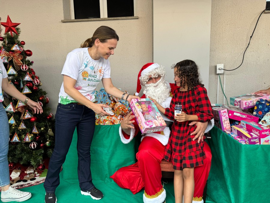 Aprosoja MT promove ação solidária com a entrega de presentes