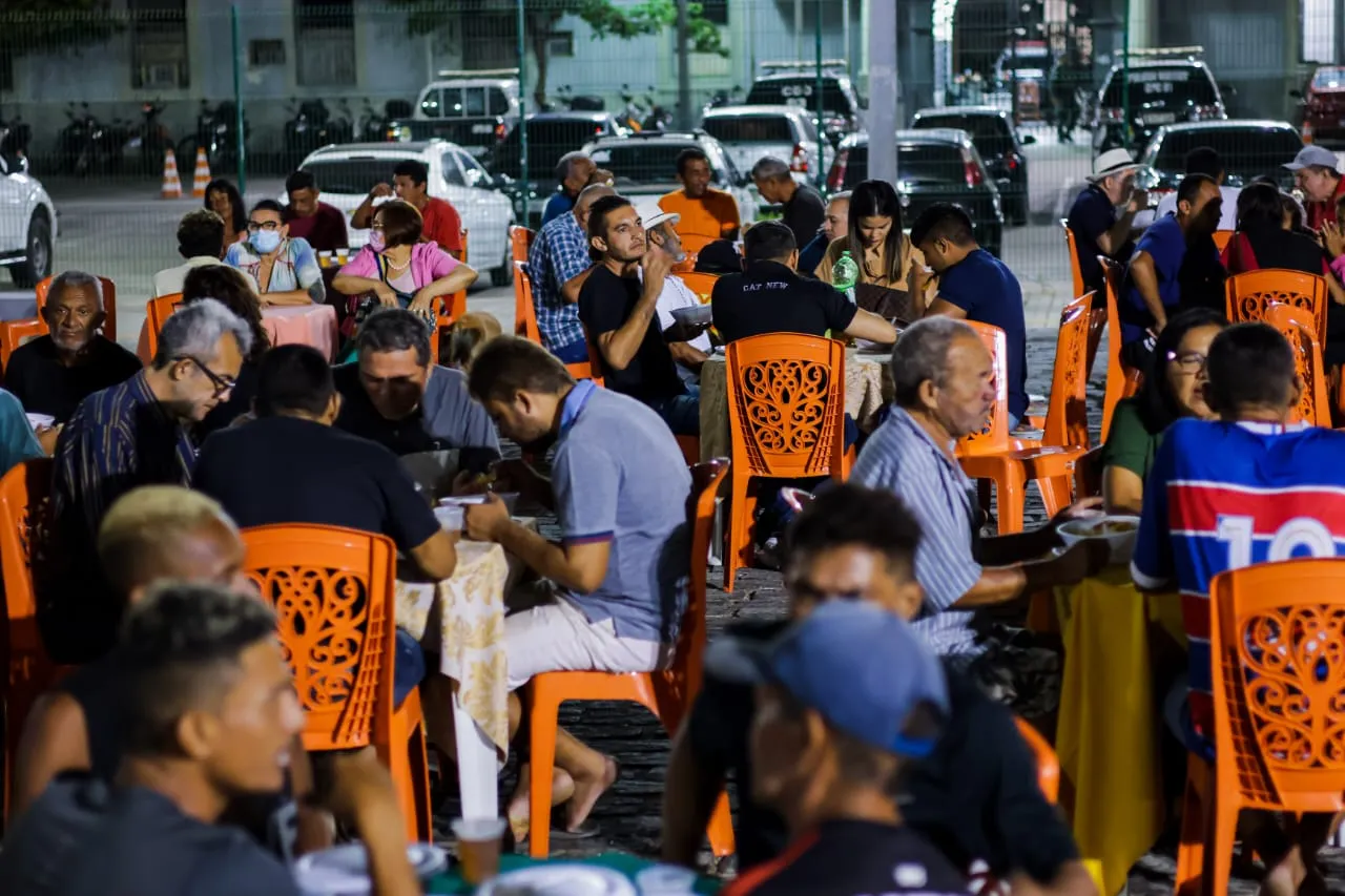 Comunidade Católica Shalom faz ceia para população de rua em Fortaleza