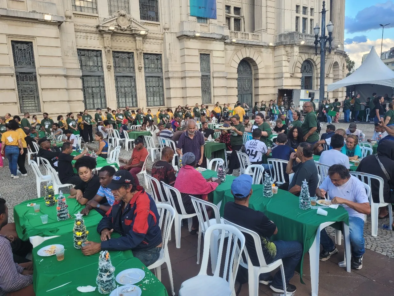 Comunidades católicas fazem festa de Natal para moradores de rua de São Paulo