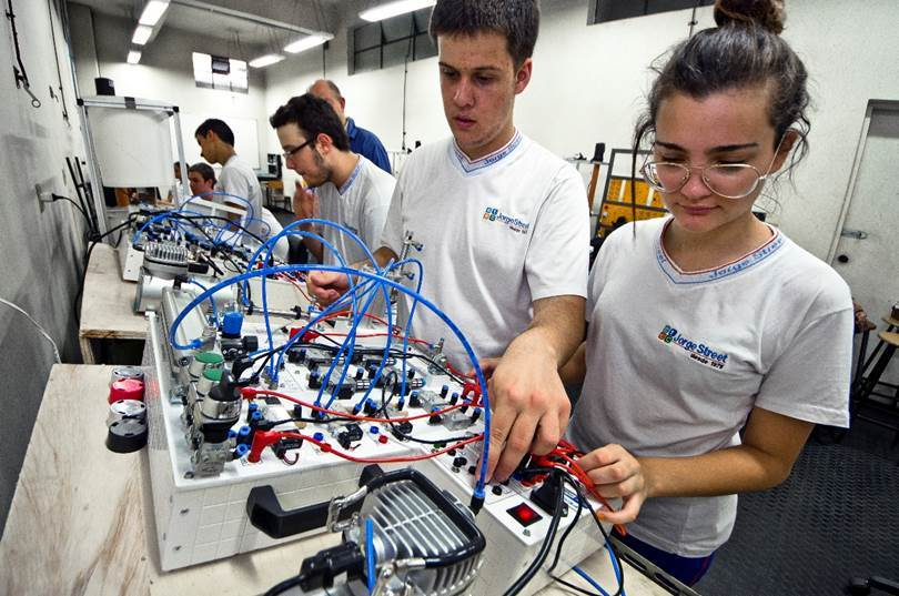 Governo de SP dobra acesso ao ensino técnico integrado na rede estadual