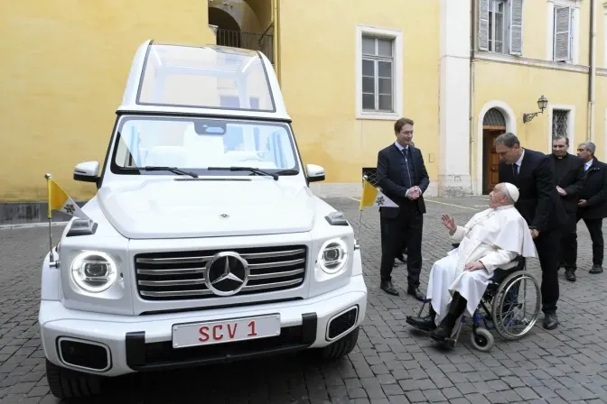 Mercedes-Benz presenteia papa Francisco com novo “papamóvel” totalmente elétrico