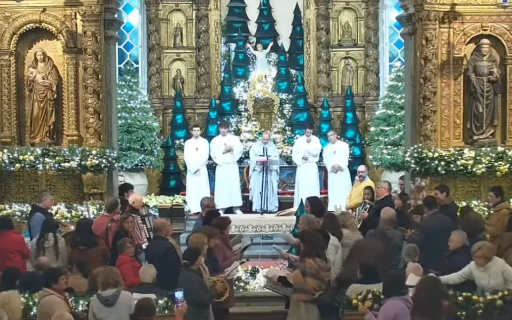 Missas do Parto, celebradas nove dias antes do Natal, são uma tradição em ilhas de Portugal