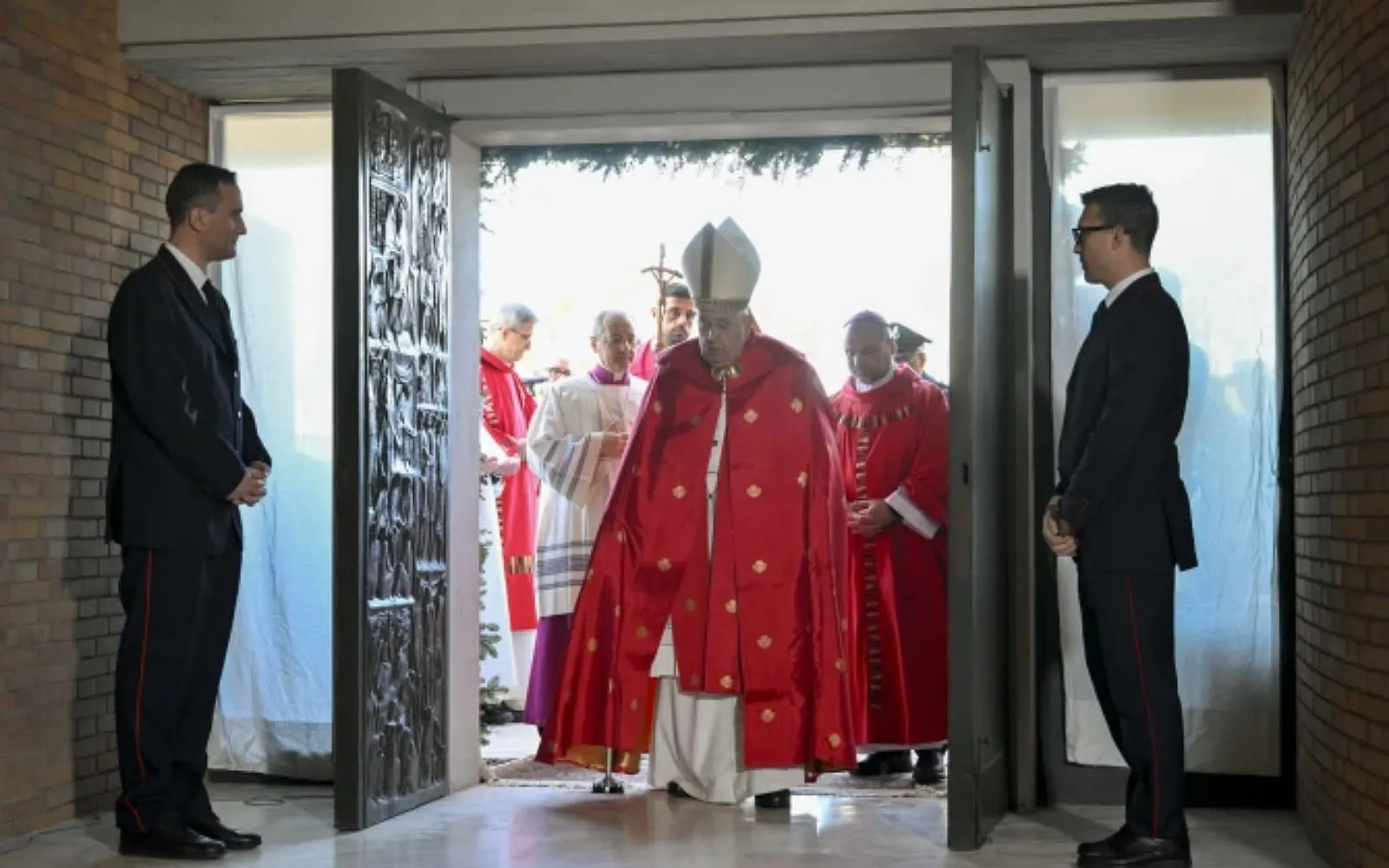 Pela primeira vez um papa abre uma porta santa dentro de uma prisão