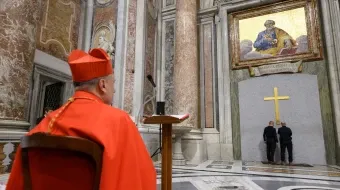 rito de demolição do muro que protege a Porta Santa é celebrado na basílica de São Pedro