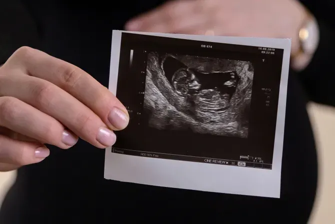 Assembleia da República rejeita propostas que ampliam prazo para aborto em Portugal