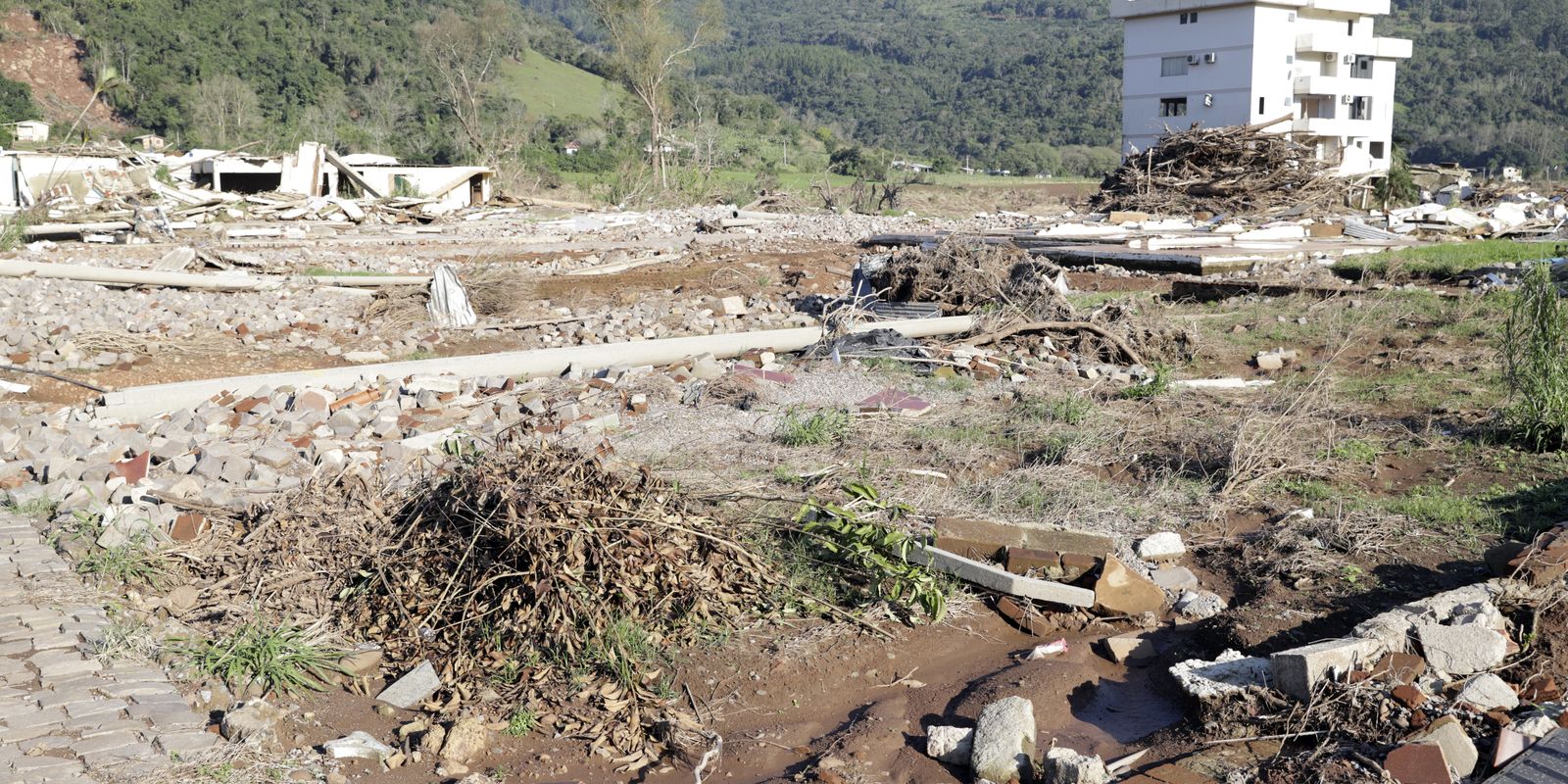 Atingidos por enchentes do RS podem requerer Auxílio Reconstrução