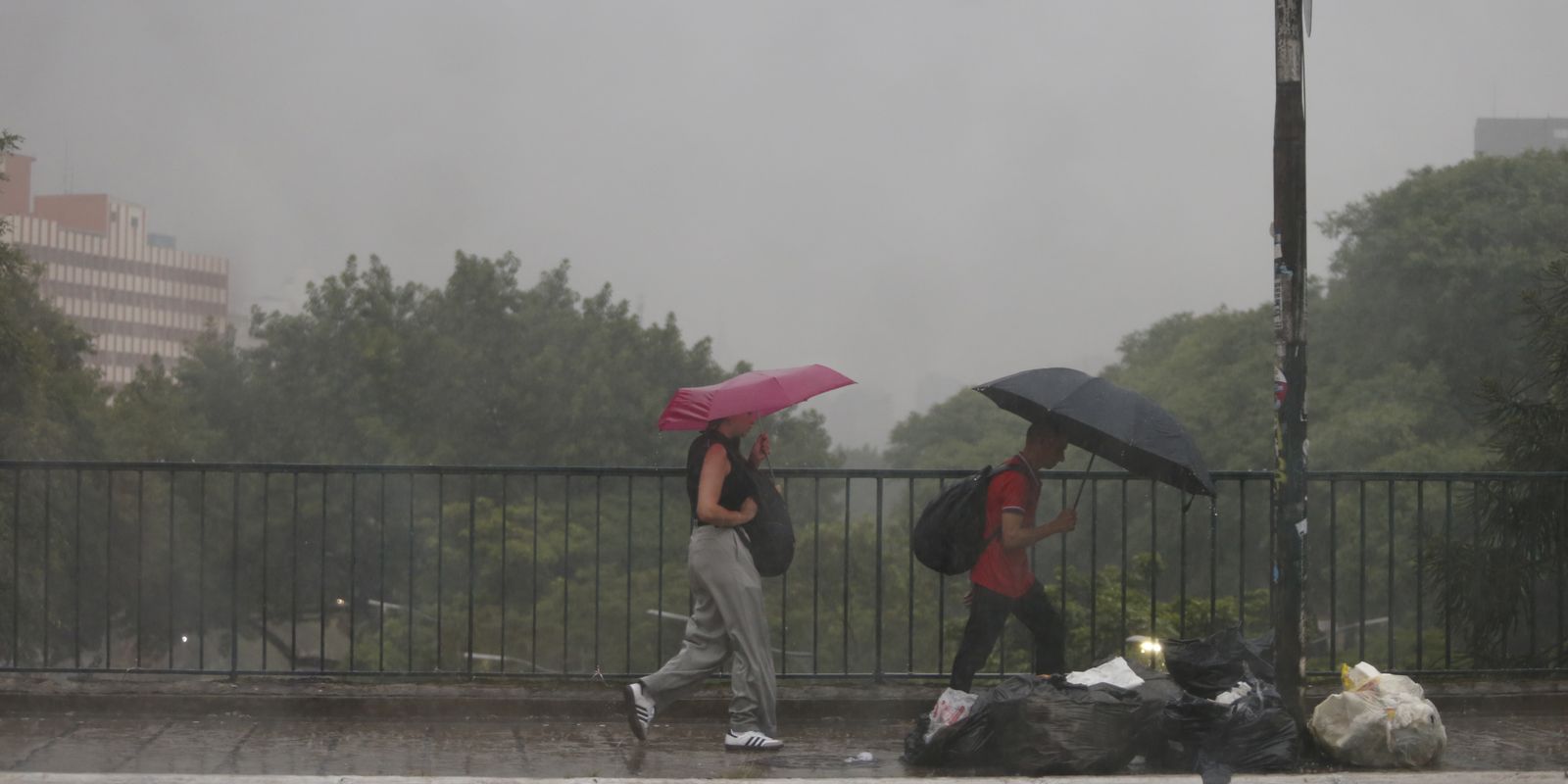 Ciclone extratropical na costa gaúcha coloca estados em alerta