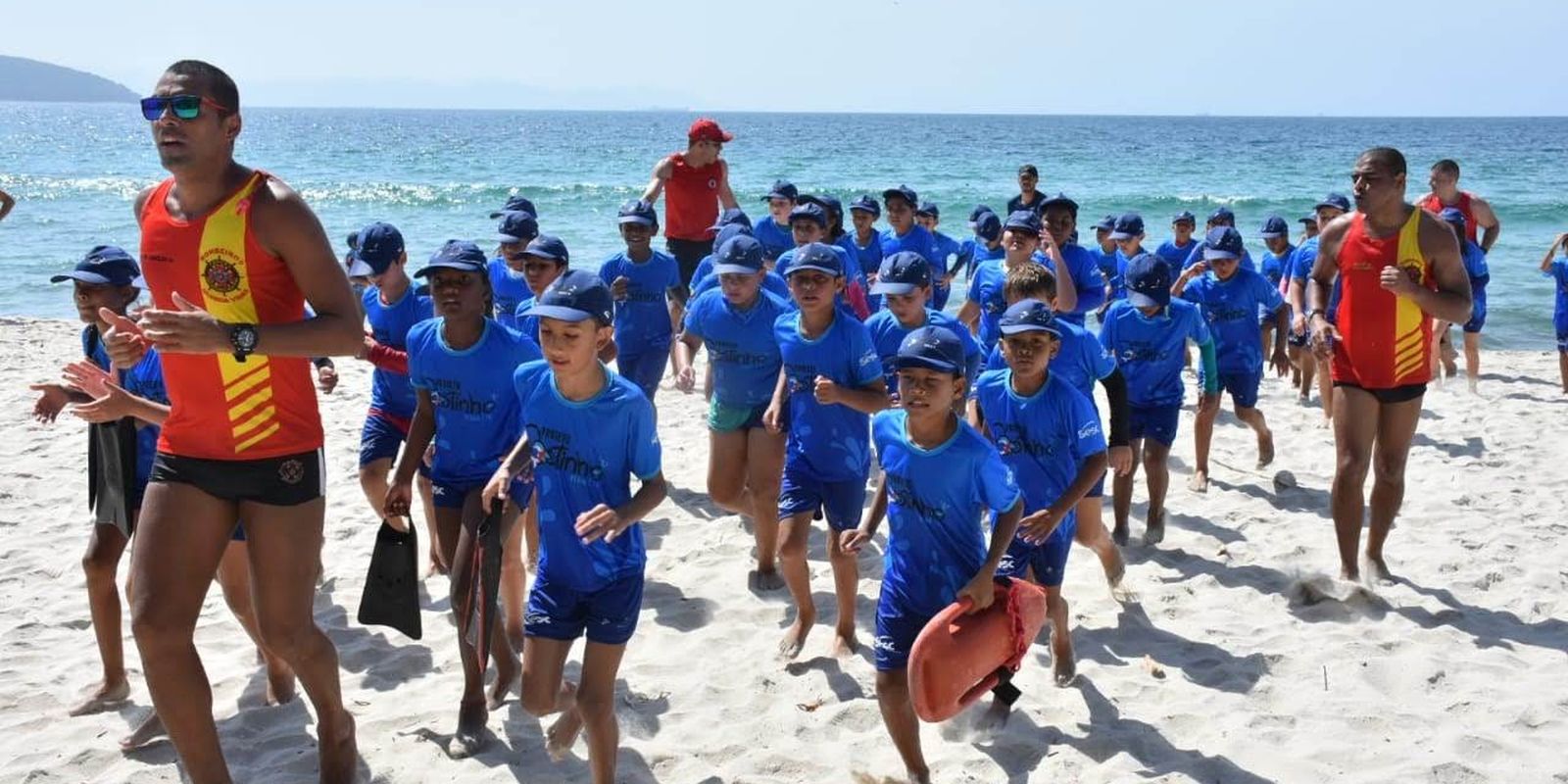 Crianças aprendem sobre segurança no mar no projeto Botinho