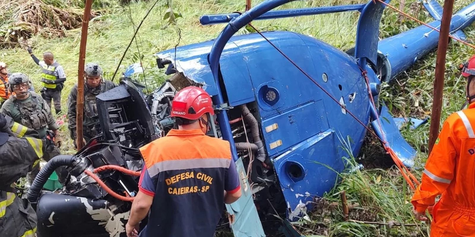 Duas pessoas morrem em queda de helicóptero em São Paulo