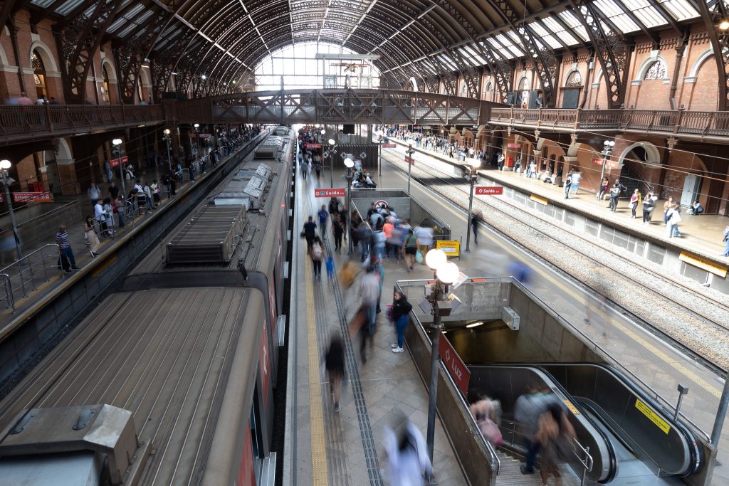 Estações dos Transportes Metropolitanos de SP recebem ação de empregabilidade para estudantes