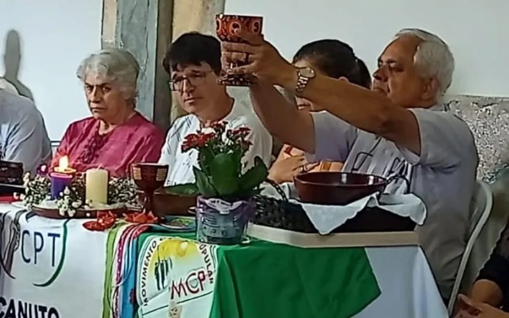 Frade dominicano parece celebrar missa com pão de padaria e copo de plástico em celebração da Comissão Pastoral da Terra