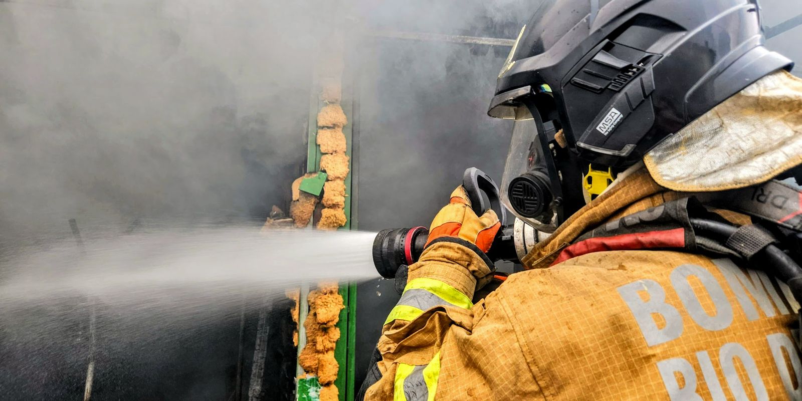 Incêndio na Uruguaiana mobiliza 60 bombeiros no Centro do RJ