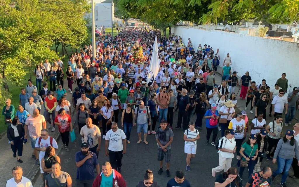 Milhares de fiéis iniciam o ano com romaria de Nossa Senhora Aparecida, em Sorocaba