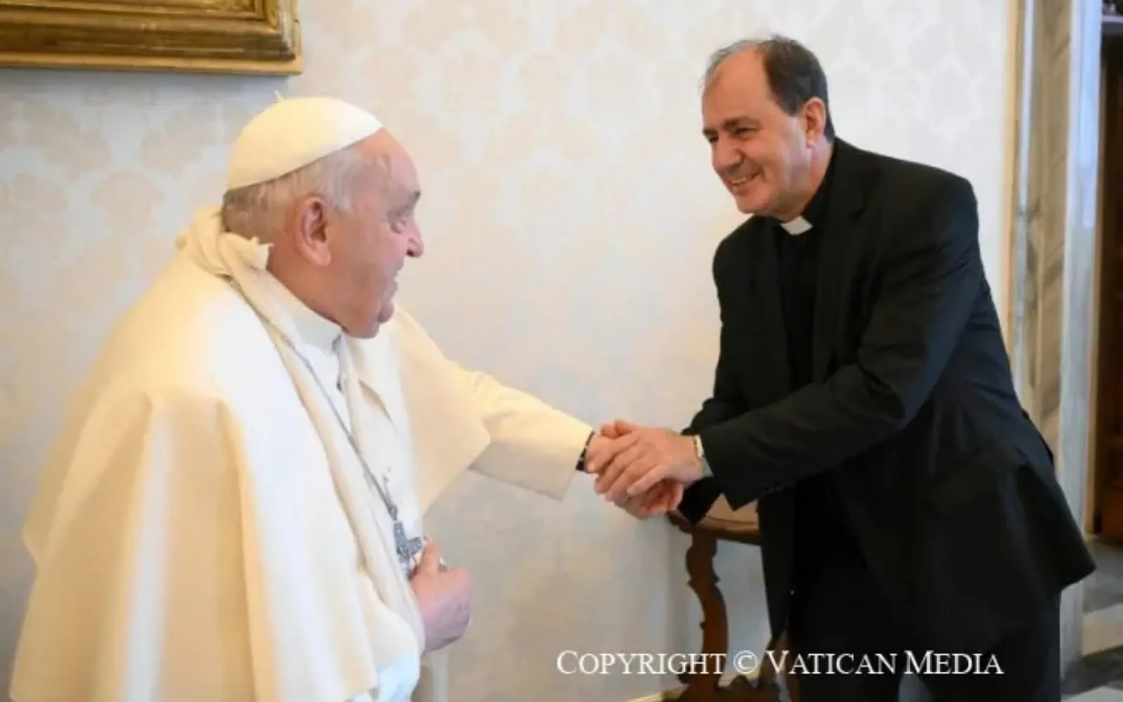 Papa Francisco machuca o braço em uma queda em casa