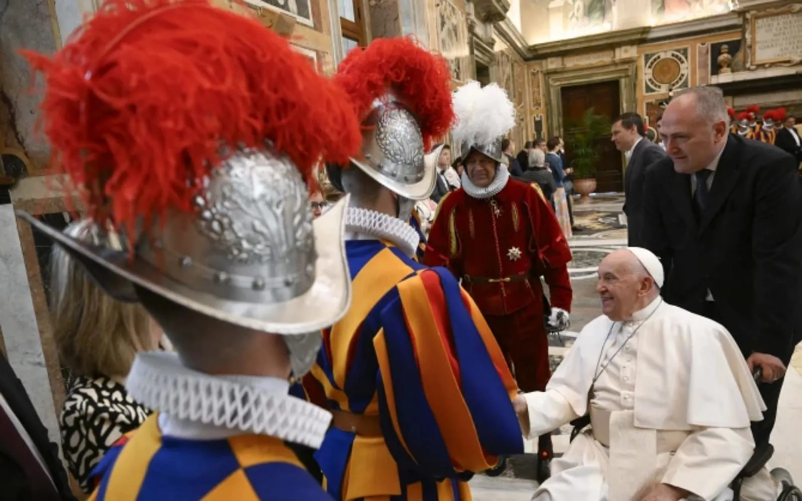 Papa destaca serviço da Guarda Suíça aos peregrinos do Jubileu