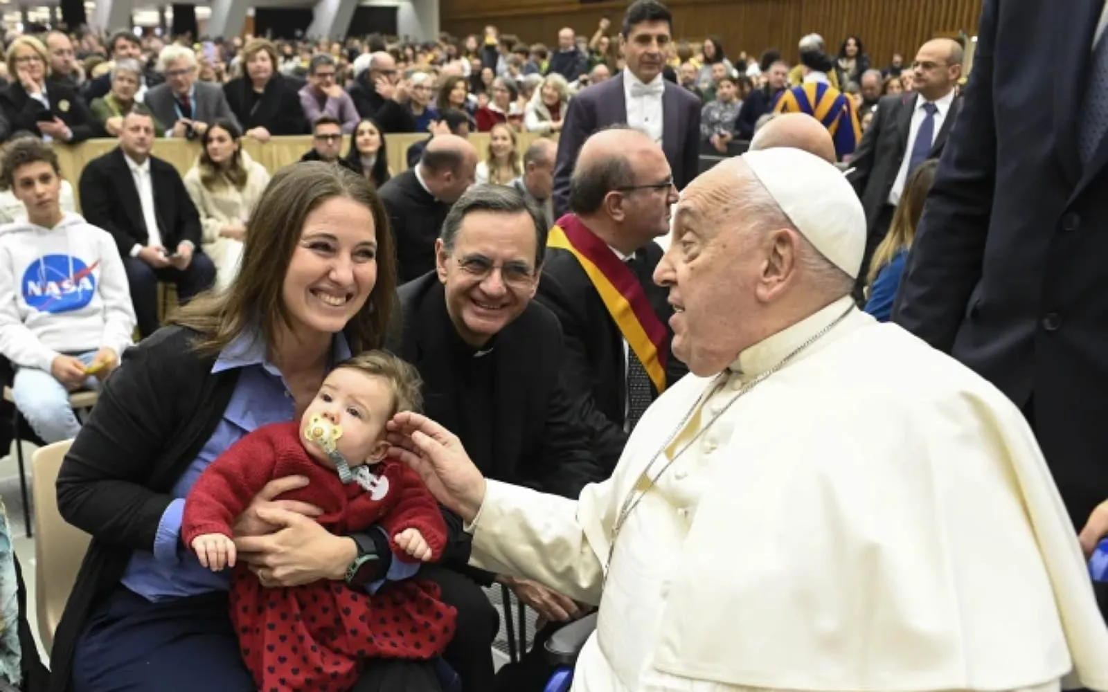 Papa ordena bônus mensal a funcionários do Vaticano com três ou mais filhos